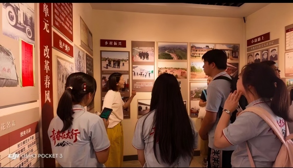 4 驻村工作队杨熙老师讲解魏名扬故居乡村振兴主题展板(1).jpg
