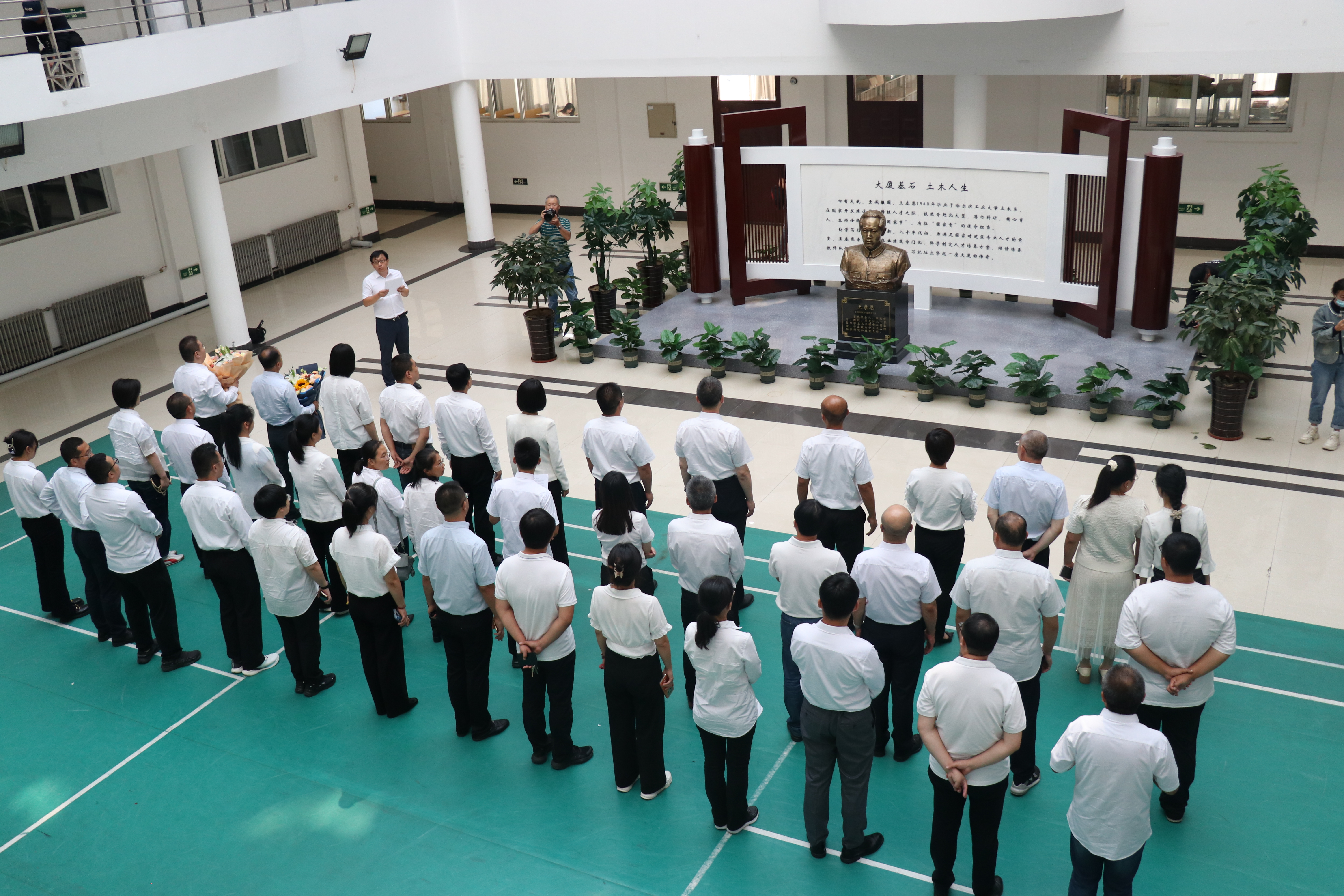 1.1 2024年7月，土木水利学院举办王泰恩教授塑像揭幕仪式.JPG