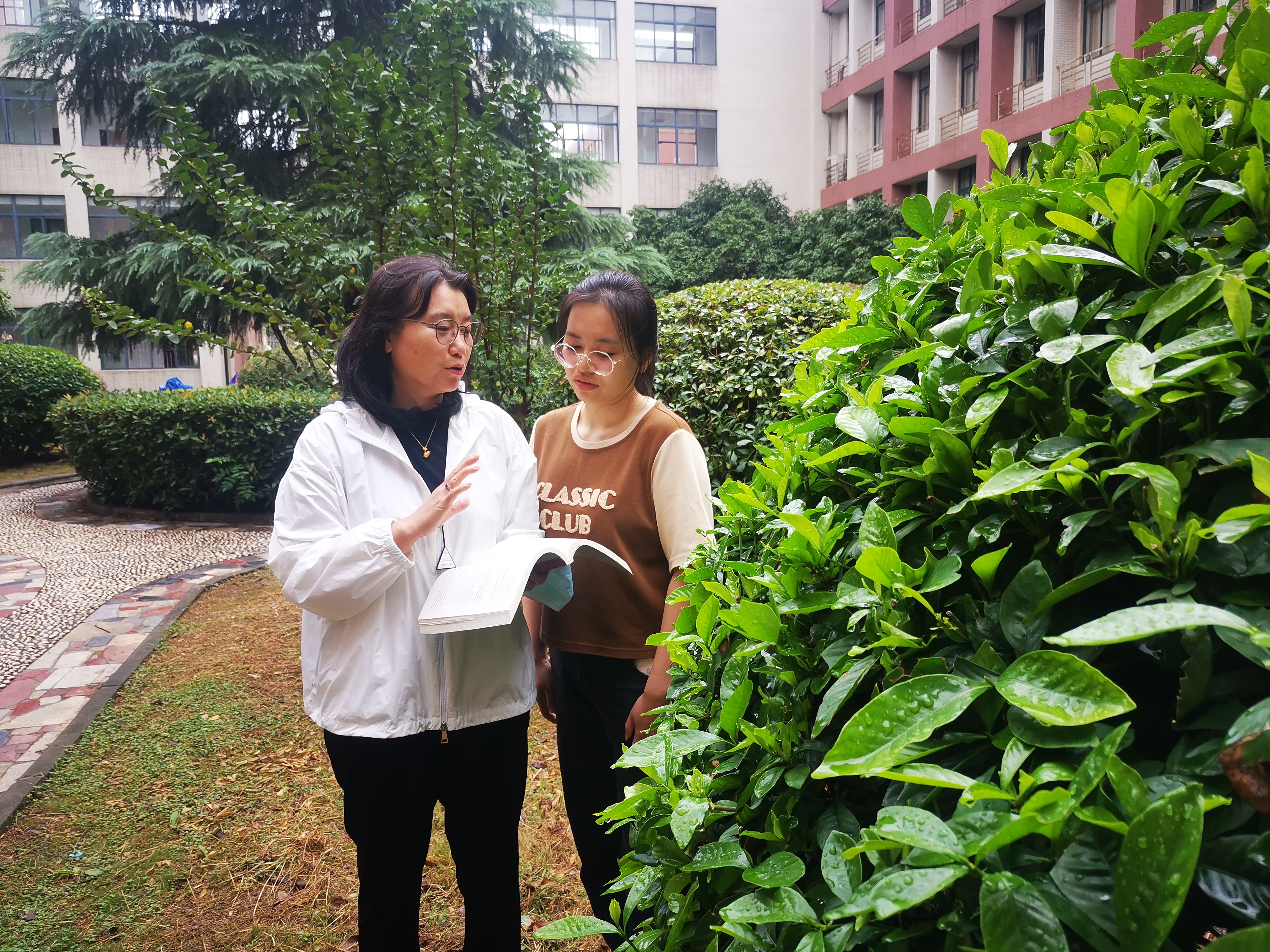 图2  涂咏梅老师在指导研究生.jpg