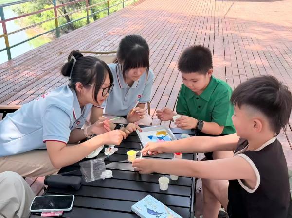 化启新程队 志愿者带领小朋友开展趣味科学小实验科普课堂(1).jpg