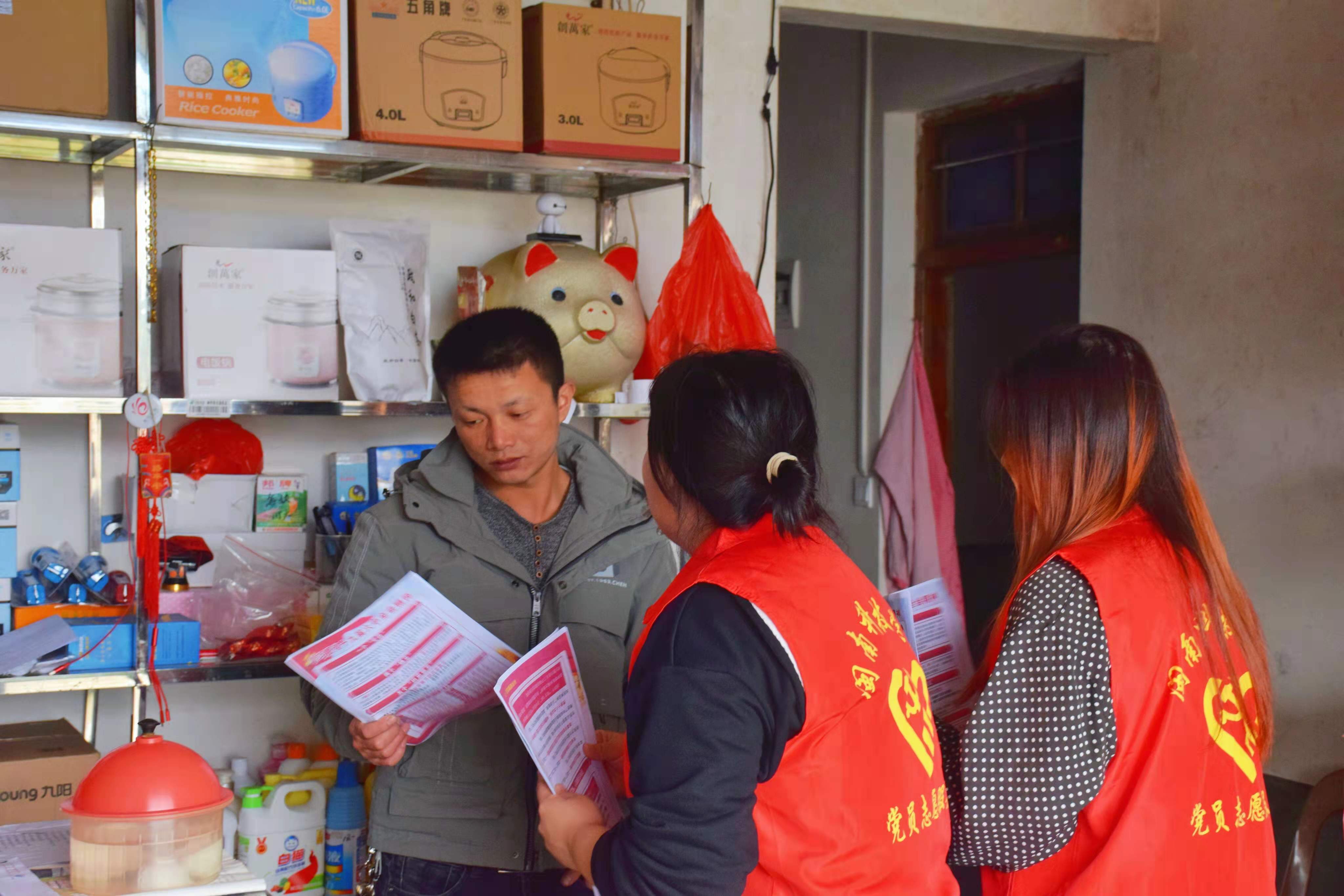 03大学生宣讲小分队走村入户宣传党的十九届六中全会精神 钟熠摄.jpg