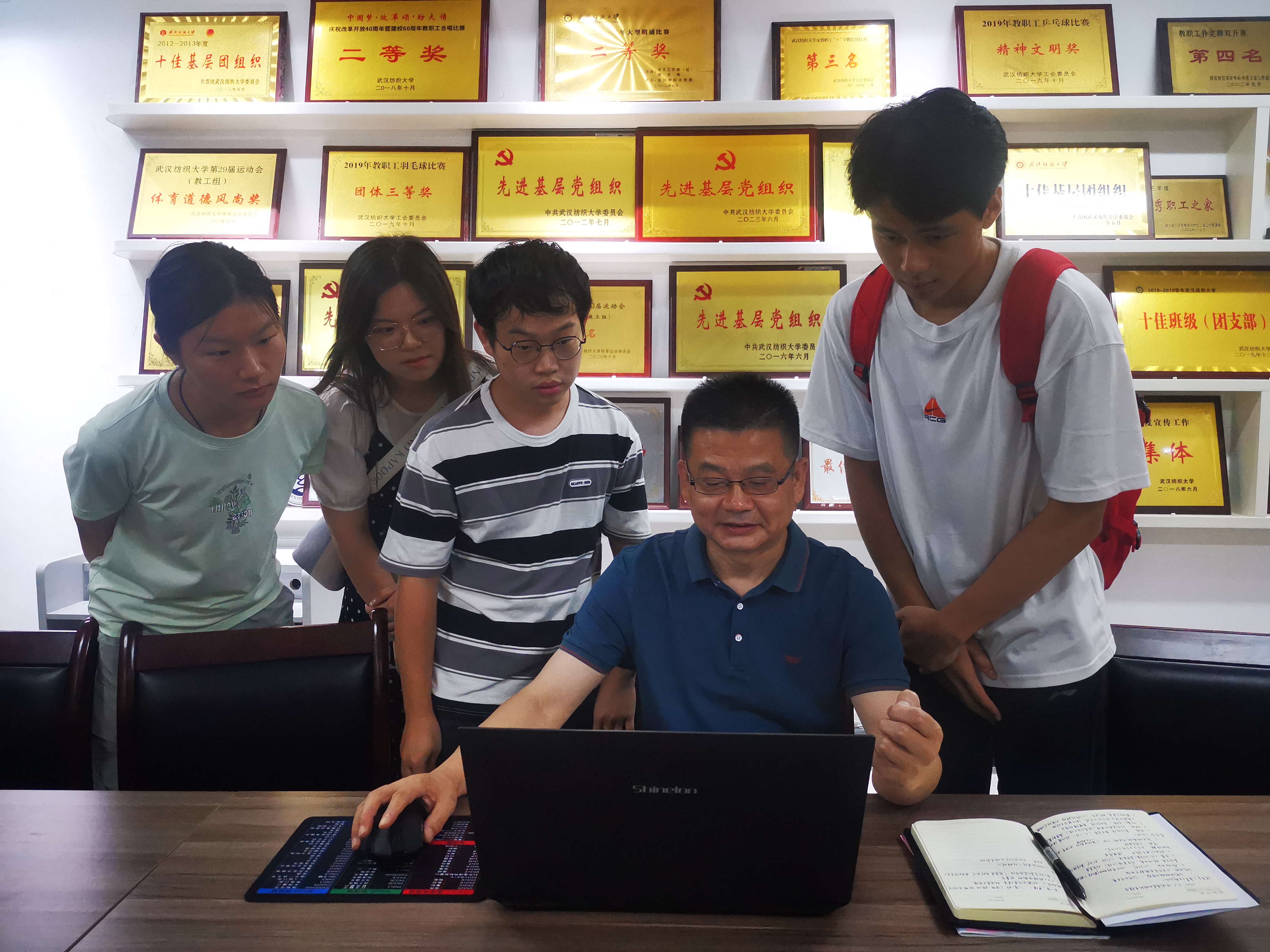 图3  倪武帆老师指导学生毕业设计.jpg