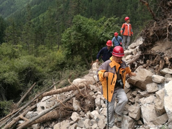 地质灾害防治与地质环境保护国家重点实验室党支部教师党员深入九寨沟地震现场 地质灾害防治与地质环境保护国家重点实验室党支部教师党员深入九寨沟地震现场