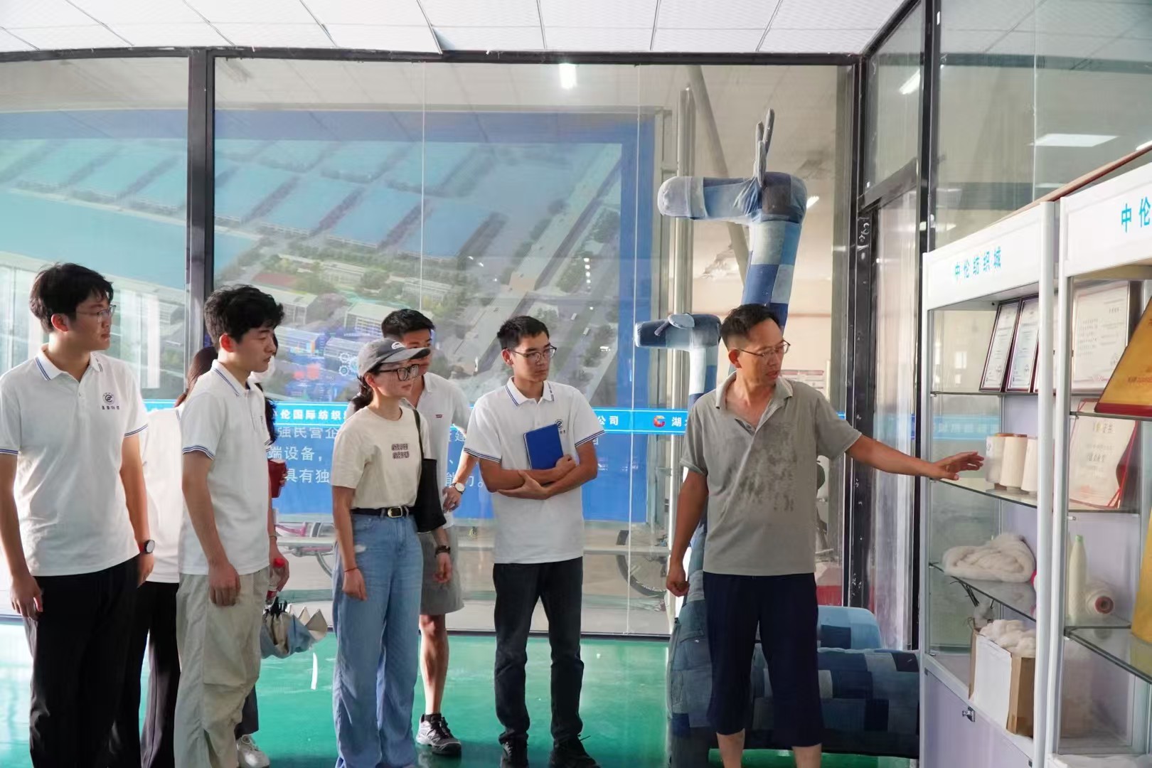 图4  王文佳博士（左三）带领学生在潜江中伦纺织城调研.jpg