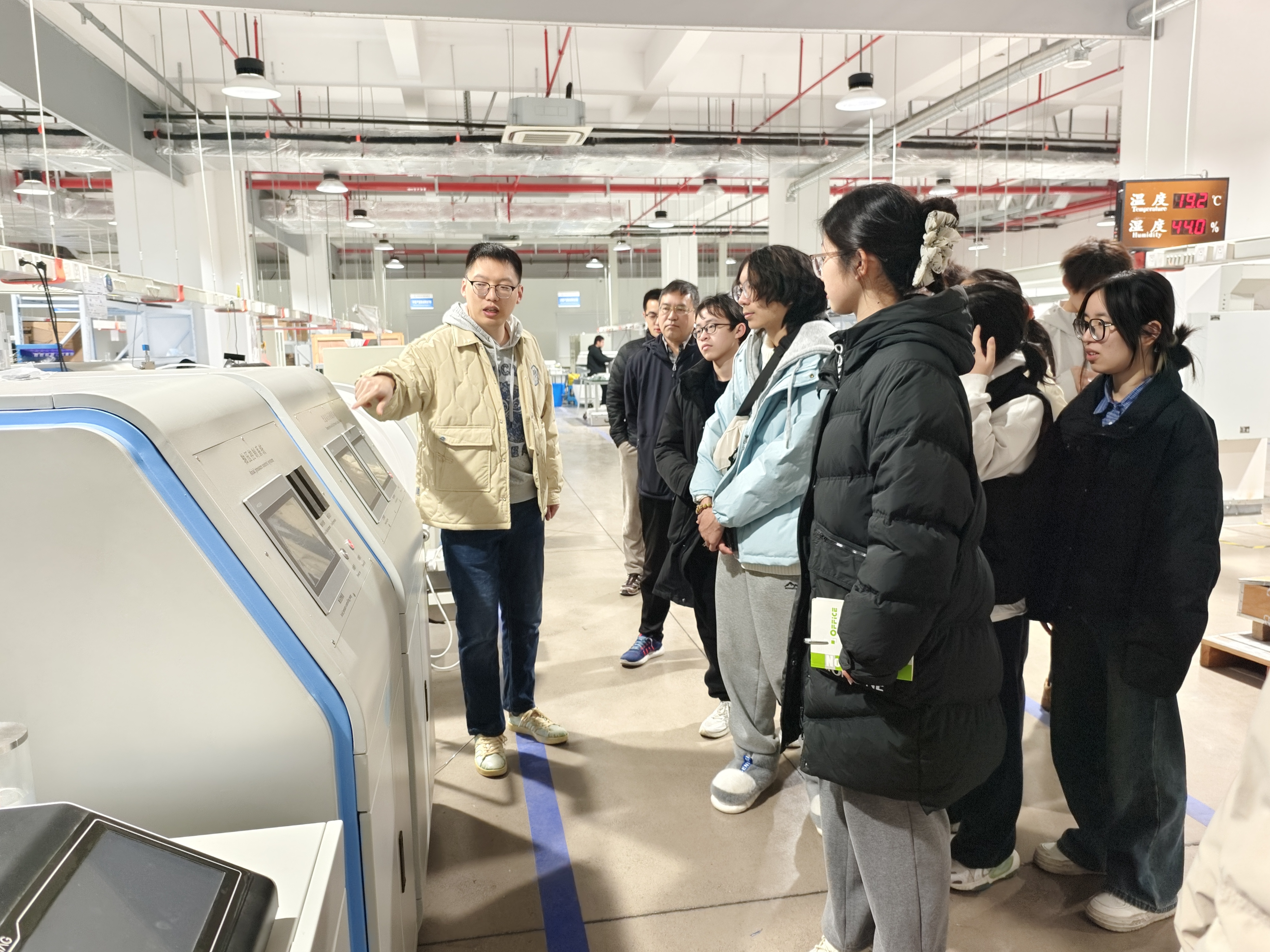 地球科学与技术学院能源报国行实践团参观纽迈仪器生产设备 朱晓琨摄.jpg