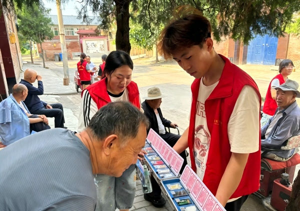 “盛夏青衿·躬耕乡土行”实践团队 图为团队成员现场向村民展示禁毒仿真模具的场景.jpg